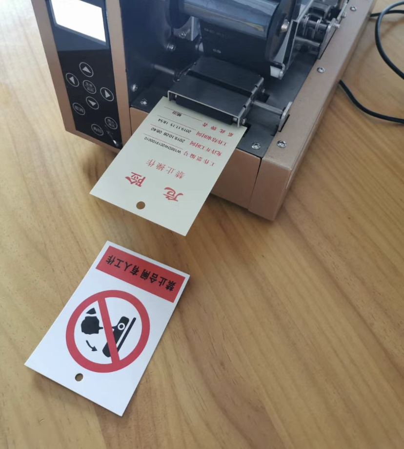 標牌機在工廠打印