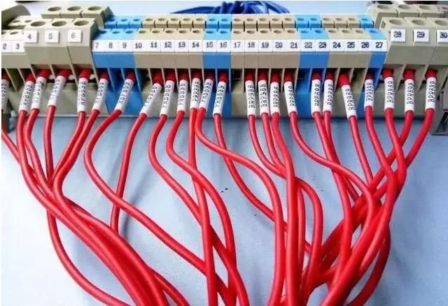 電工是怎么把線整理的這么整齊的？這離不開線號機(jī)
